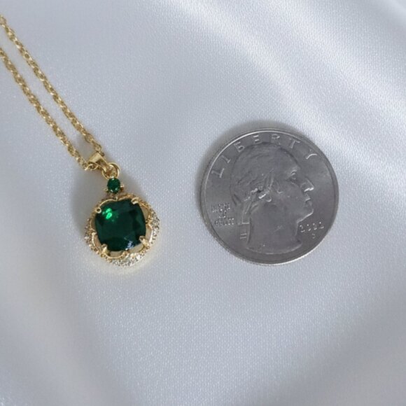 2 Carat Simulated Emerald CZ Gold Tone Pendant Necklace NWOT - Picture 5 of 9